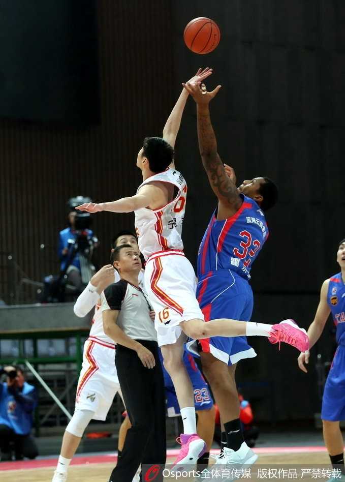 天津队外援霍尔曼在八一队多人包夹下强行起跳上篮，尽管个人能力超强砍下40分，但孤立无援的他难阻球队失利