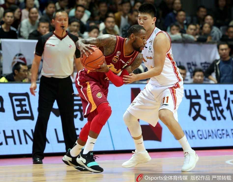 终场哨响，浙江队球员们激动地围在一起，庆祝这场来之不易的客场胜利，吴前被队友紧紧拥抱，脸上洋溢着笑容。