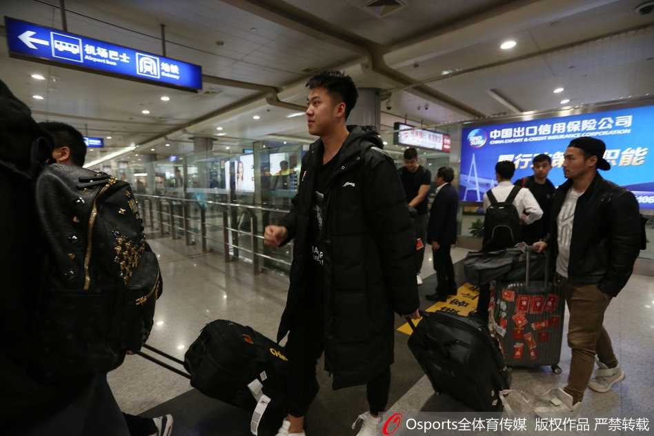 训练场上，雷蒙正在进行拉伸，他咬紧牙关，额头渗出细密的汗珠，柔和的顶灯给他硬朗的轮廓镀上了一层金色的光芒。