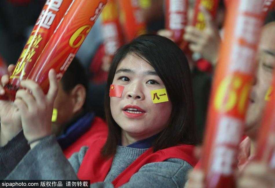 比赛结束后，一位眼含热泪的美女球迷依然不舍得离开，她默默注视着八一队的替补席，用最温柔的目光向拼尽全力的铁军将士致敬。