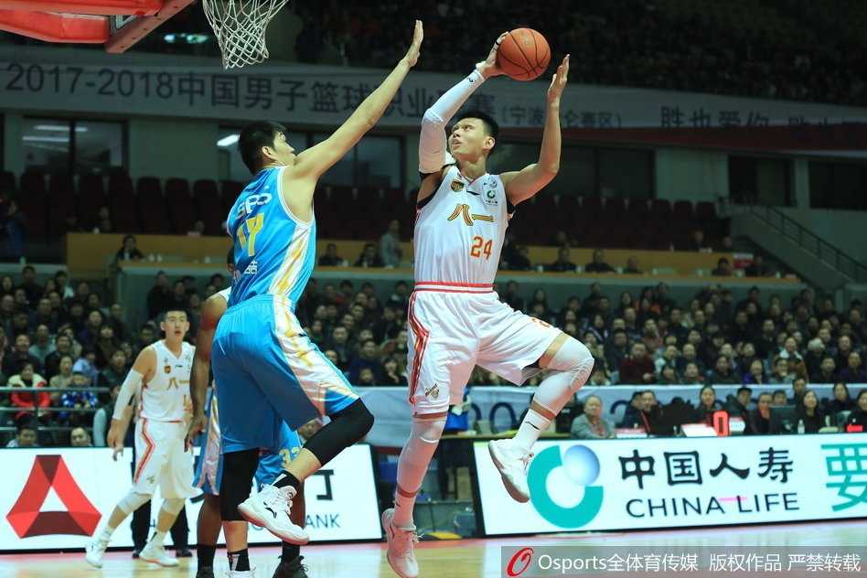 福建队外援哈里斯在八一内线许钟豪和刘航初的包夹之下，依然强行突破上篮，展现了他强大的个人进攻能力。