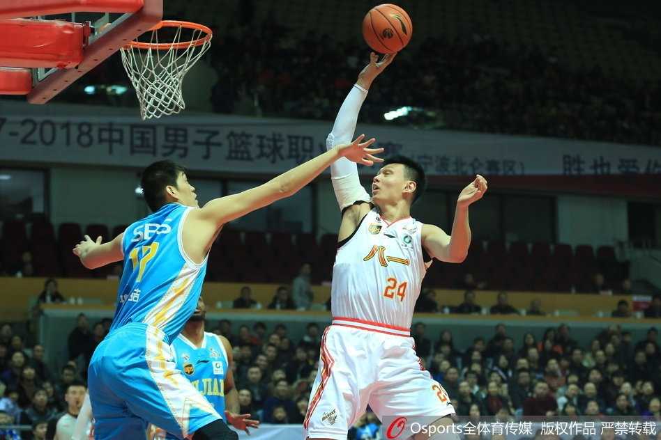 八一队替补席球员在张祖铭命中关键三分后瞬间沸腾，他们挥舞着毛巾，为队友的精彩表现欢呼雀跃。