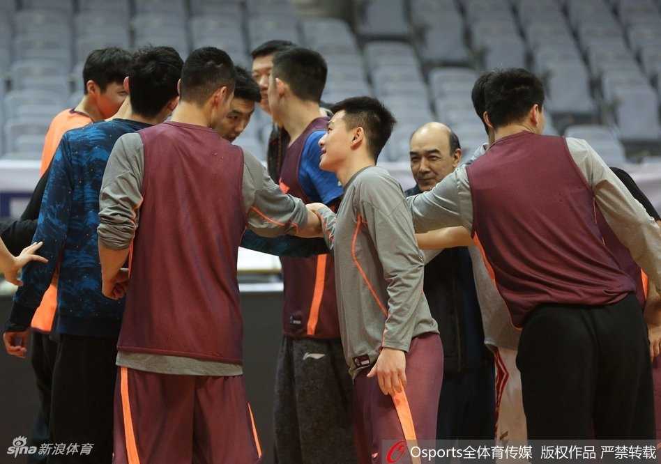 铁军铸魂,虽败犹荣:回望八一男篮的荣耀与坚守 刘航初在对手的严密防守下强行突破,身姿如弓,眼神如炬,篮球仿佛与他融为一体,迸发出一往无前的气势,这一刻他刷新了个人生涯得分的新纪录。