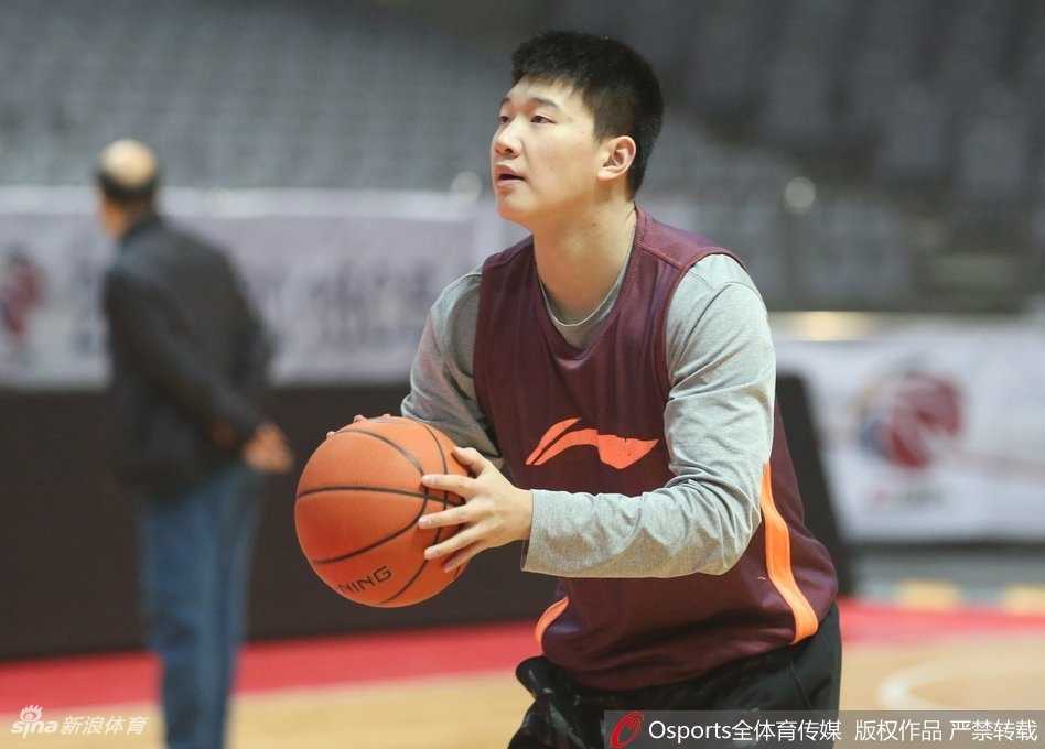 铁军铸魂,虽败犹荣:回望八一男篮的荣耀与坚守 在宁波北仑的训练场上,八一男篮的将士们围成一圈,拳头紧握,眼神坚毅,仿佛在赛前动员中许下无声的誓言,那股属于军旅的钢铁意志瞬间被点燃。