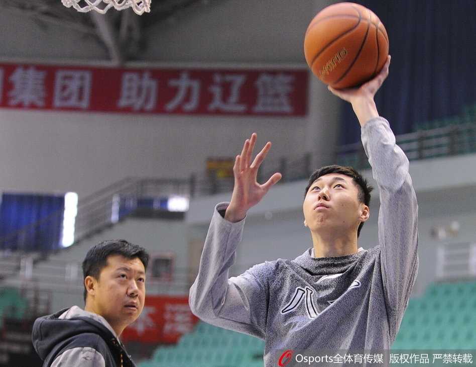 训练结束后，王治郅双手叉腰，站立在场边注视着弟子们，背景是空旷的球馆，画面充满传承的意味。