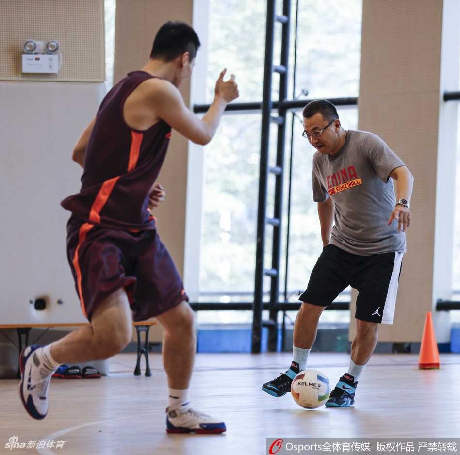 铁帅范斌的柔情一脚 福建男篮集训从快乐足球开始 范斌指导脚下灵活一停,随后舒展双臂摆出一个潇洒的庆祝姿势,脸上洋溢着发自内心的畅快笑容,仿佛比赢下比赛还要开心。