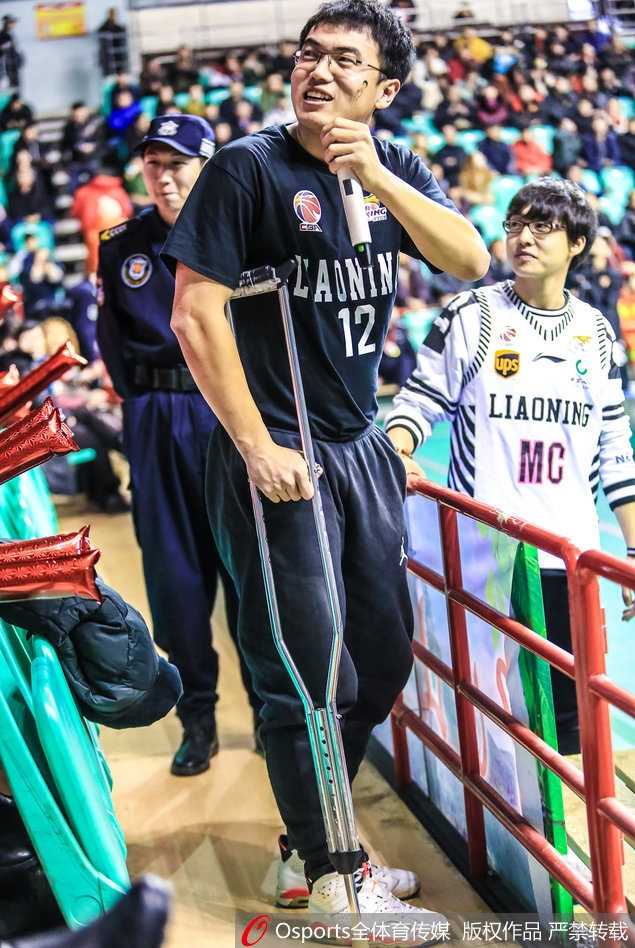 铁杆球迷拄拐助威 辽篮精神感动赛场 锦州球迷腿部受伤,双手紧握拐杖,眼神却坚定地望向赛场方向,为辽篮呐喊助威。