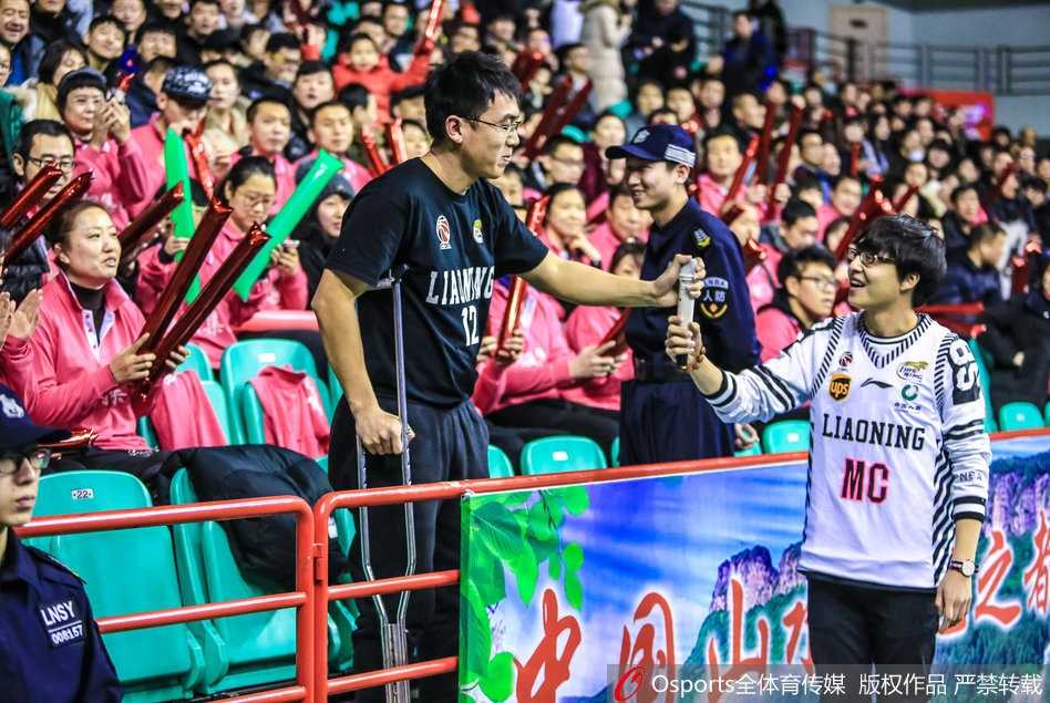 铁杆球迷拄拐助威 辽篮精神感动赛场 比赛进入胶着状态,拄拐球迷激动地从座位上站起,拐杖悬在半空,他为辽篮的每一次精彩表现忘情欢呼。