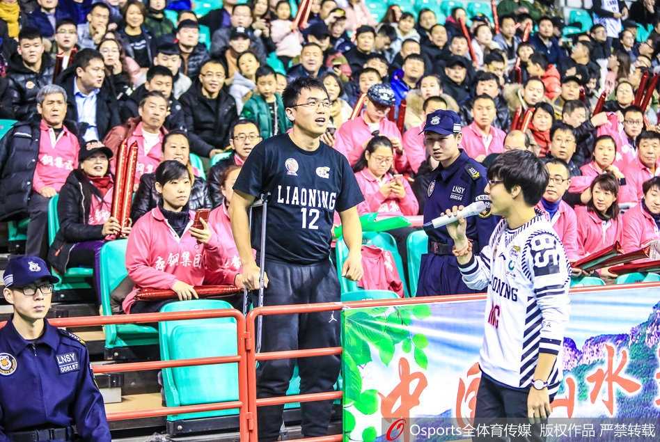铁杆球迷拄拐助威 辽篮精神感动赛场 虽然拄着拐杖,但这位锦州球迷的脸上写满了幸福与满足,能够现场为辽篮加油,就是他最大的快乐。