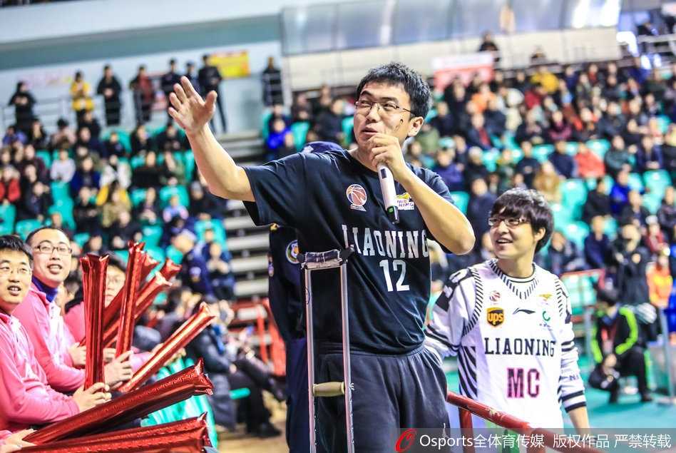 铁杆球迷拄拐助威 辽篮精神感动赛场 拄拐球迷在看台上全情投入,他挥舞着拳头,仿佛忘记了自己腿上的伤痛,眼中只有辽篮的每一次进攻。