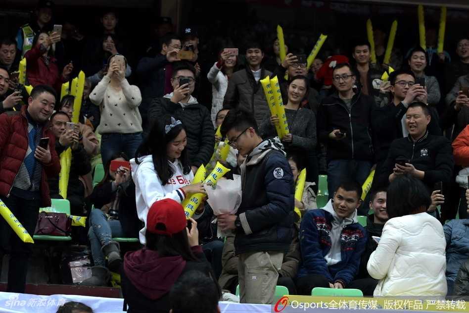 铁汉柔情 四川主场见证真爱时刻 刘炜亲送祝福 幸福的女孩踮起脚尖,为单膝跪地的男友送上深情的吻。周围的球迷纷纷举起手机,记录下这篮球与爱情完美交织的经典瞬间,整个体育馆都沉浸在幸福的海洋中。