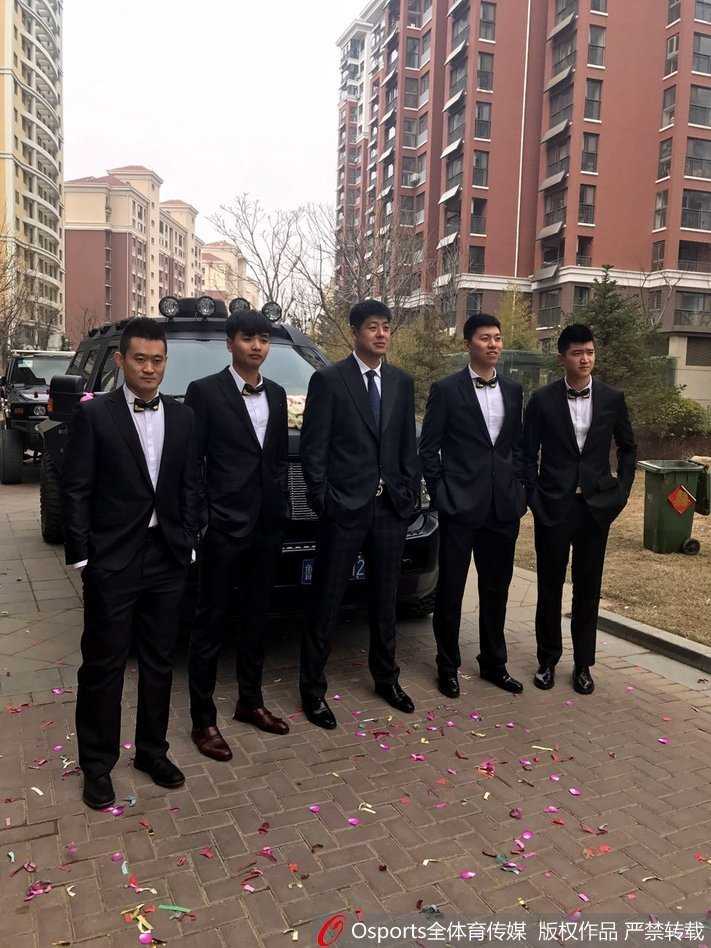 铁汉柔情山东男篮内线悍将李林烟台大婚兄弟情谊点亮幸福时刻 晨光微熹中,一身笔挺西装的新郎李林与四位帅气伴郎整装待发,他们的笑容里藏着即将见到新娘的雀跃与紧张,准备开启幸福的迎亲之旅。