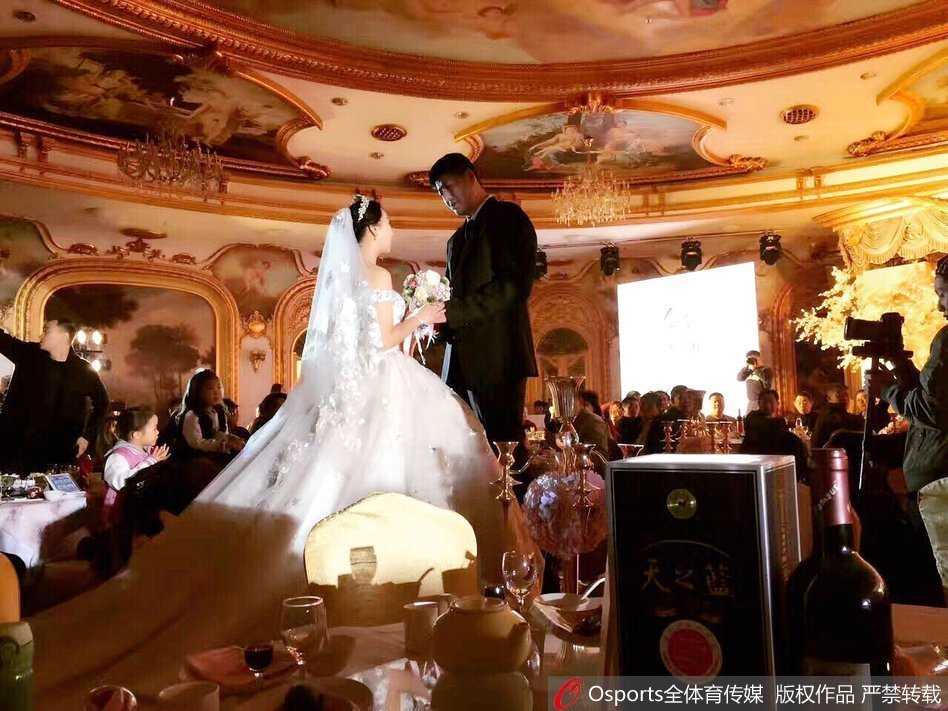 铁汉柔情山东男篮内线悍将李林烟台大婚兄弟情谊点亮幸福时刻 婚礼现场,红毯两侧宾客如云,高大威猛的击鼓手奋力挥动鼓槌,激昂的鼓点如同山东大汉的豪爽性格,热烈欢迎着每一位远道而来的亲朋好友。