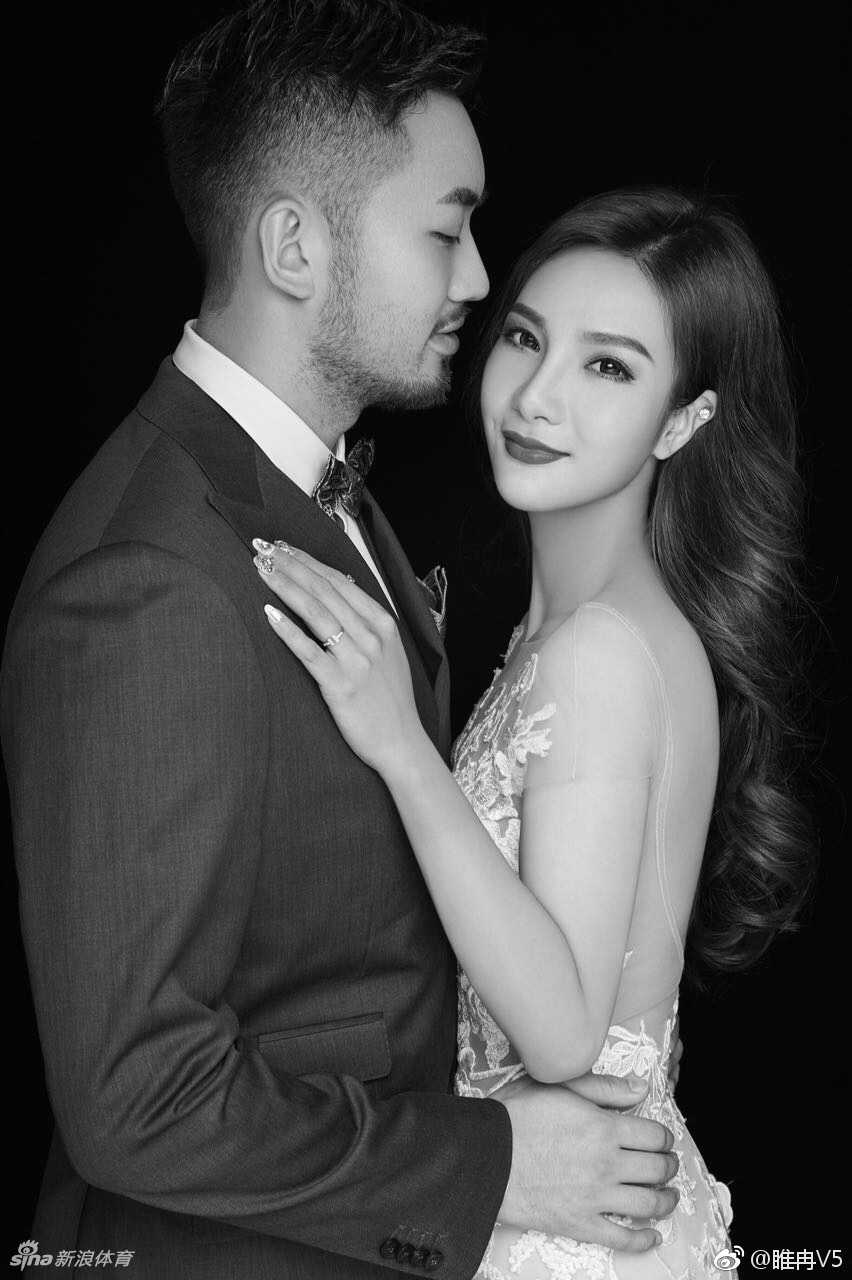 在一片温馨的室内布景中，睢冉与新娘手牵手相视而笑，画面充满了居家生活的幸福感，让人感受到他们之间深厚的默契。