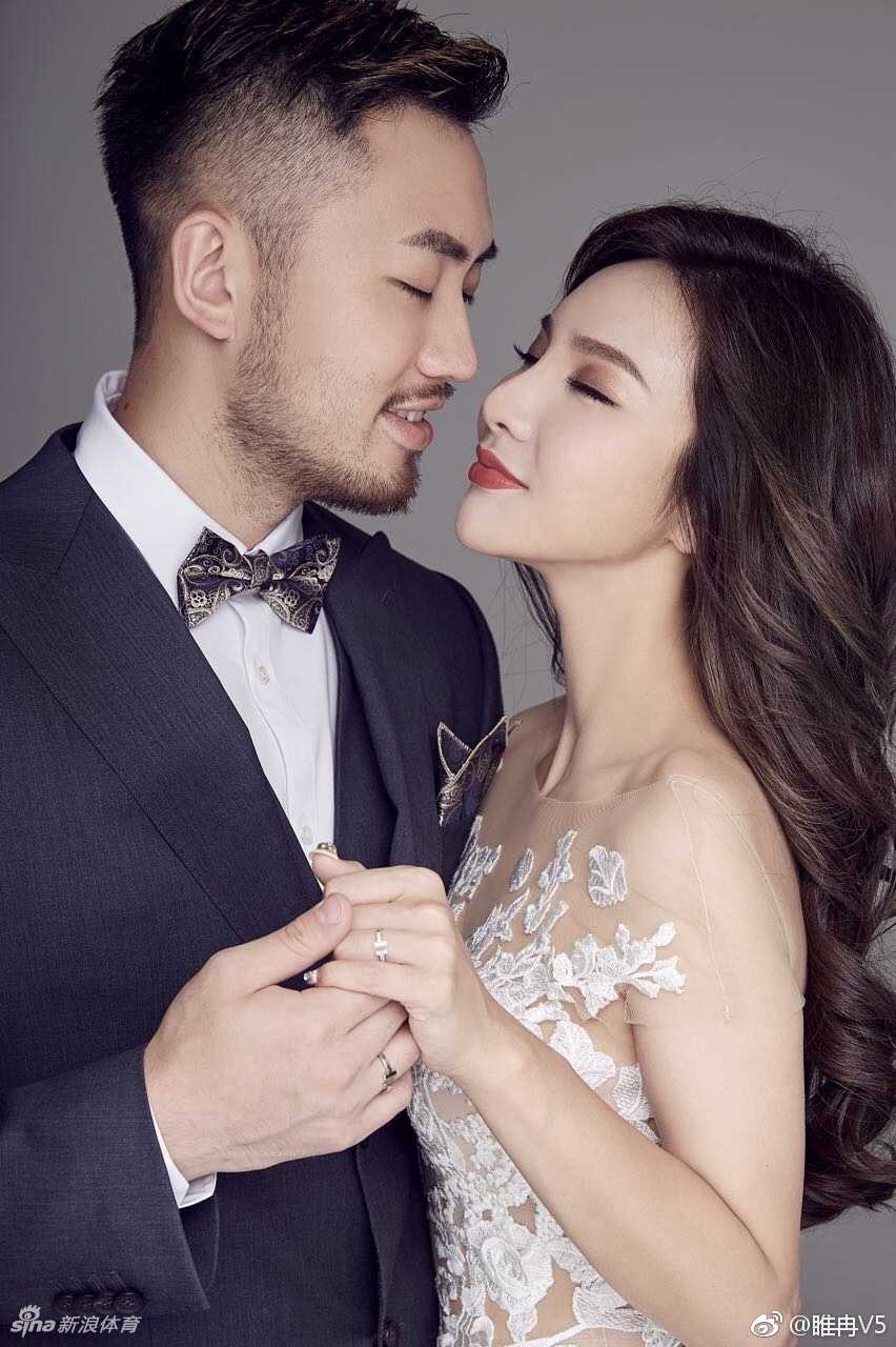 睢冉轻搂着妻子的纤腰，新娘的蕾丝婚纱裙摆曳地，两人在镜头前气质优雅，完美诠释了什么叫作才子佳人的绝配组合。