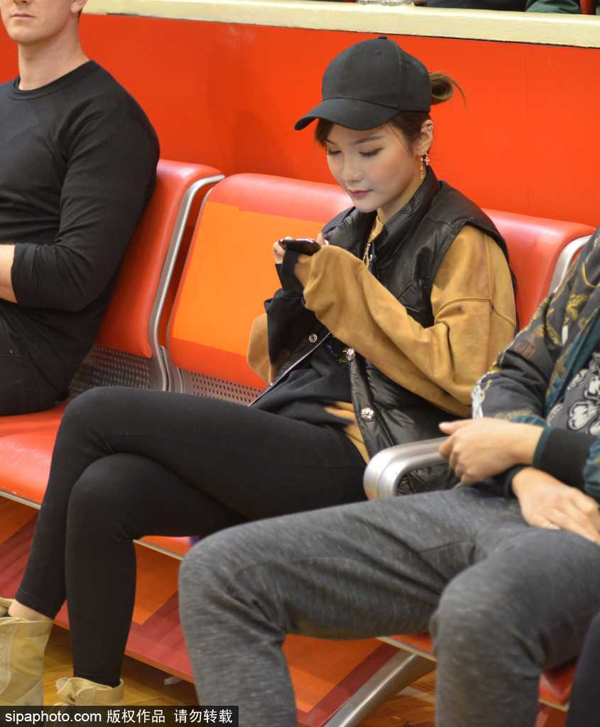 睢冉妻子在看台上神情略显紧张，双手紧握，仿佛能透过镜头感受到她对丈夫伤势的担忧以及对球队胜负的牵挂。