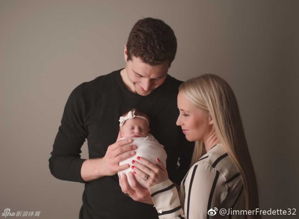 一家三口依偎在沙发上，穿着简约的家居服，笑容灿烂而自然。这是属于他们最私密也最幸福的时刻，记录下了“寂寞大神”身份之外，作为普通丈夫和父亲的真实幸福。