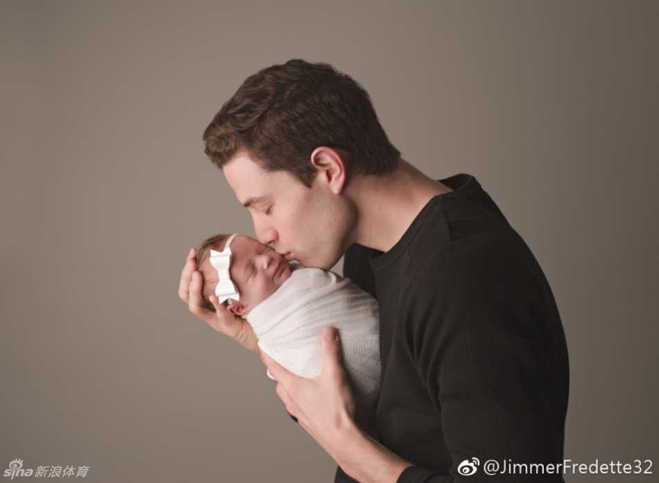 弗雷戴特深情地亲吻着怀中的女儿，仿佛在向全世界宣告，这个小小的生命从此将是他心中最柔软的牵挂，也是他最坚硬的铠甲。