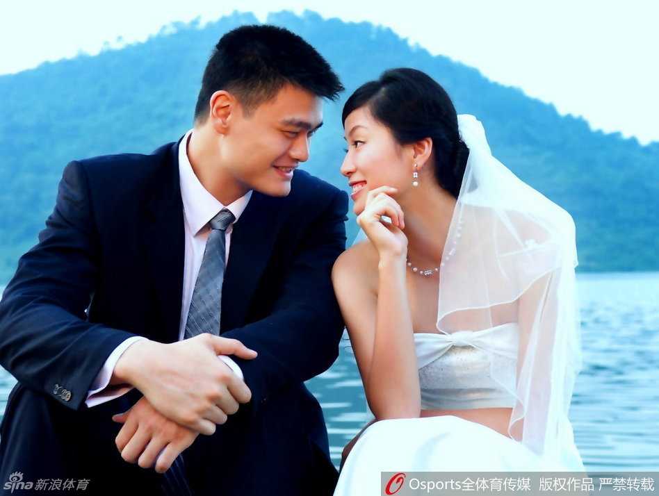 巨人姚明与爱妻叶莉在婚礼上深情对视，虽然有着巨大的身高差，但姚明微微低头的样子满是宠溺，叶莉眼中也闪烁着幸福的光芒。