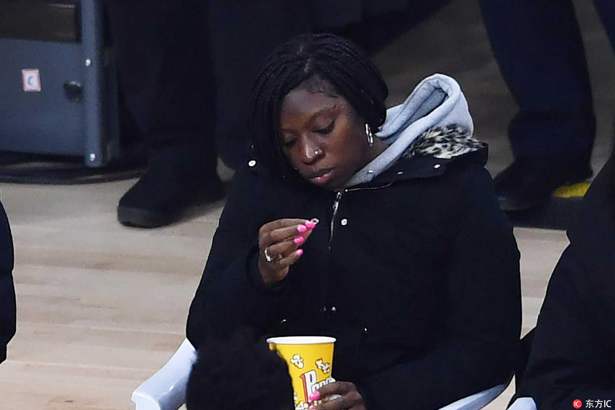 比赛结束后，亚当斯径直走向观众席，隔着护栏与妻子深情对视。妻子伸手轻抚他的脸庞，仿佛在抚慰他整场的疲惫，身后的球迷们纷纷举起手机，记录下这属于新疆飞虎的温馨时刻。