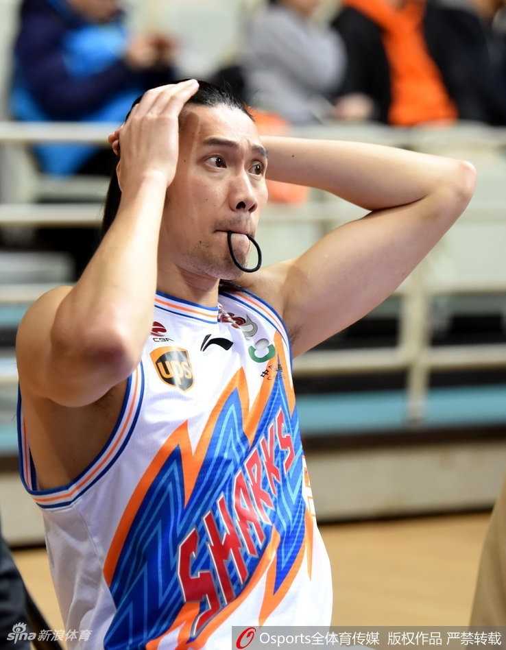 聚光灯下，上海男篮的曾文鼎安静地坐在替补席，指尖缠绕着队友的发丝，神情专注得仿佛在布置一次关键的战术。