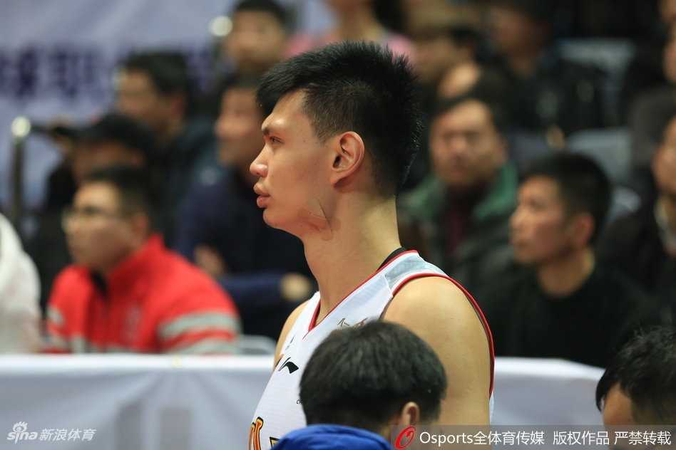 队医手中的针线在灯光下泛着寒光，每一次穿过皮肉都牵动着现场观众的心，但许钟豪如山般沉稳，仿佛受伤的不是自己。