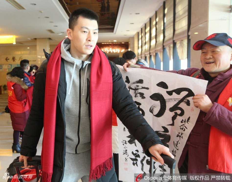 载着八一队员的大巴车即将驶离，车窗内的球员透过玻璃向外张望，眼神中流露出对这片奋斗了多年的热土的无限眷恋。