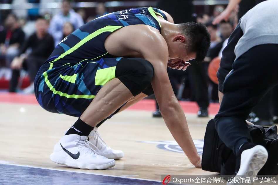 易建联高高跃起，抢下关键防守篮板。尽管眼部有伤，但在争抢篮板时他依然毫无保留，手臂完全伸展，在空中展现出绝对的统治力，仿佛在告诉对手，这片禁区不容侵犯。