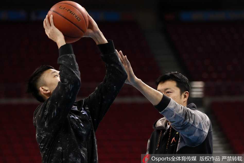 汗水湿透了王治郅的训练服，他神情严肃地对着一位年轻内线球员面授机宜，大郅的手轻轻搭在对方肩上，眼神中流露出一种亦师亦友的深切关怀。