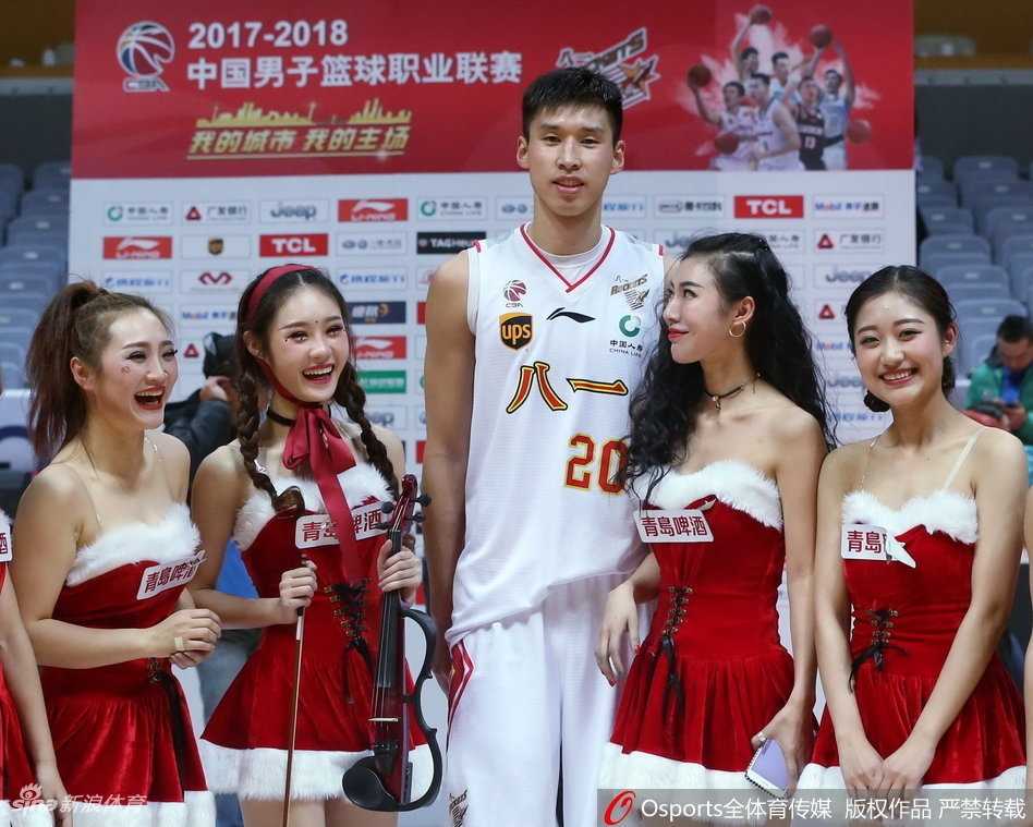 表演结束后，全体啦啦队员在场上聚拢合影，她们互相搭着肩膀，对着镜头露出最灿烂真挚的笑容，汗水在灯光下闪闪发光，这一刻的青春与友谊，定格成了八一主场永恒的记忆。