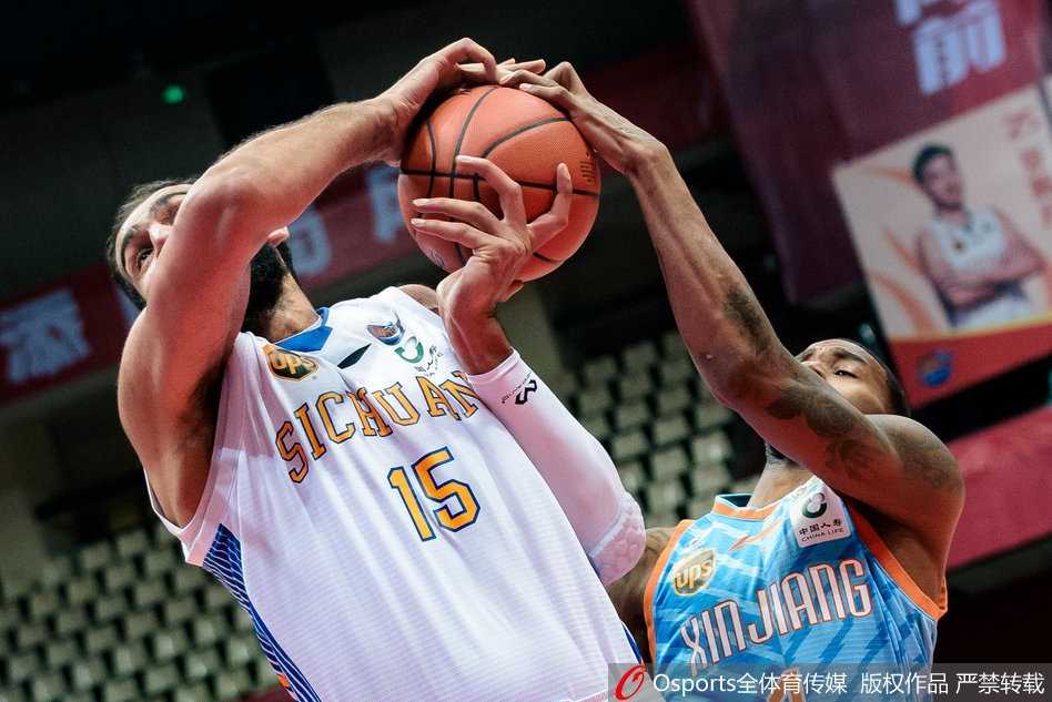 北控老将马布里运球疾走，湿透的球衣紧贴胸膛，39岁的他用一次次突击撕碎上海防线，这一刻时光仿佛倒流回他无所不能的年代。