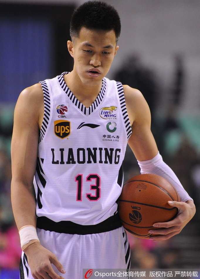 哈德森加时赛关键时刻持球突破，眼神如刀般锋利，他全场扛起球队在泥泞中前行，用一记记冷血罚球为辽宁队保住胜果。