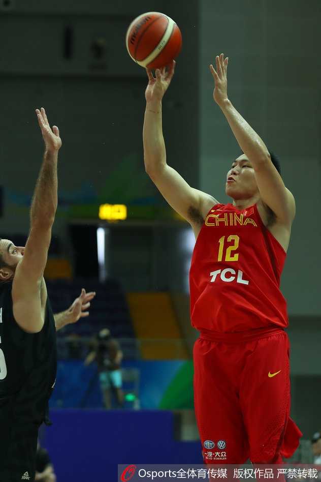 比赛结束后，中国男篮蓝队的球员们围成一圈，互相鼓劲呐喊，他们的脸上洋溢着胜利的喜悦，更有对未来的坚定信念。