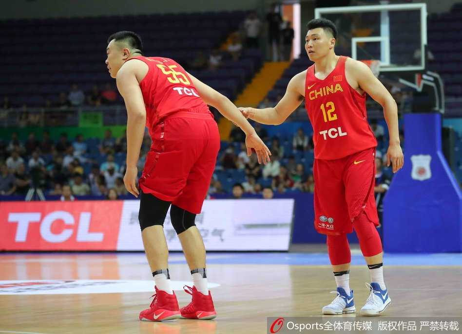 李根在哨响前命中压哨三分后，霸气地握拳怒吼，队友们纷纷上前与他撞胸庆祝，这一刻，中国队的士气燃爆全场。