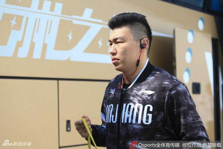 新疆队训练中全员状态紧绷，周琦与队友进行挡拆配合，全队团结一心迎接即将到来的总决赛赛点之战。