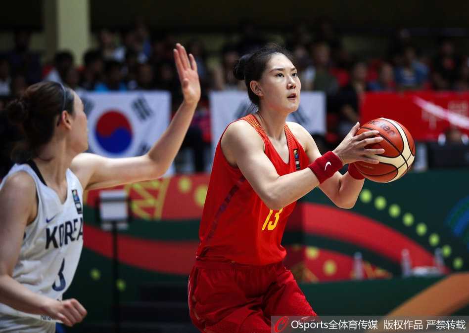 赛后，获胜的中国女篮全体成员肩并肩站在一起，面向镜头留下珍贵的合影，每个人的脸上都写满了骄傲与自豪，这一刻属于无畏的中国女篮。