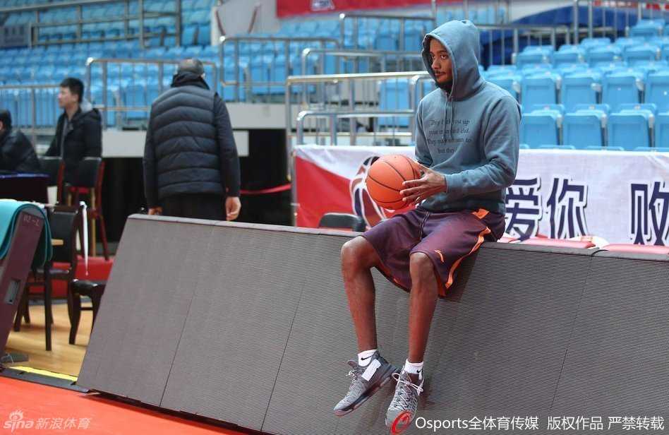 镜头下的篮球盛夏:布朗的专注与CBA众将的训练交响曲 沃伦身穿醒目红色训练服全神贯注,高强度运球后的定格瞬间充满力量美感