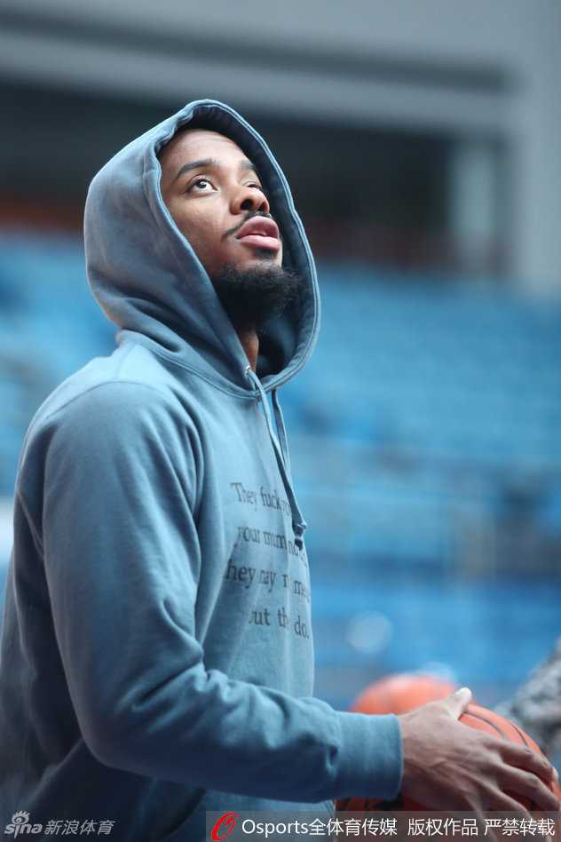 镜头下的篮球盛夏:布朗的专注与CBA众将的训练交响曲 张永鹏迈开长腿轻松完成上篮动作,舒展身形如尺子丈量般精准