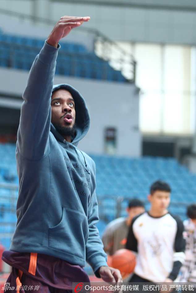 镜头下的篮球盛夏:布朗的专注与CBA众将的训练交响曲 赵杭单手托球举火烧天,面对篮筐滑翔劈扣,展现内线球员的劲爆身体素质