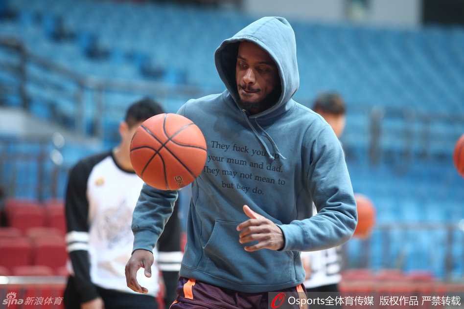 镜头下的篮球盛夏:布朗的专注与CBA众将的训练交响曲 布朗启动突破准备上篮,身体腾空瞬间咬紧牙关,狰狞表情下是渴望进步的决心