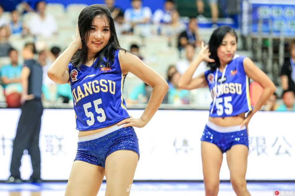 长三角篮球盛夏对决 啦啦队热力四射点燃赛场 聚光灯下,啦啦宝贝们随着强劲的音乐节奏舞动,飘逸的裙摆与利落的动作相得益彰,瞬间点燃全场热情。