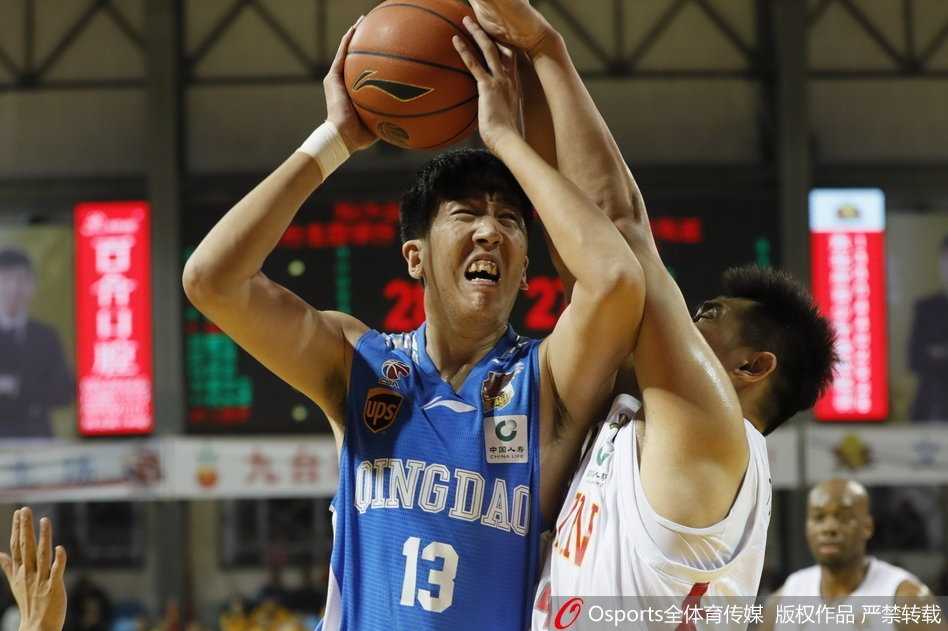 崔晋铭运球快速推进发动反击，青岛队防守球员紧贴跟防，场上攻防节奏令人窒息。