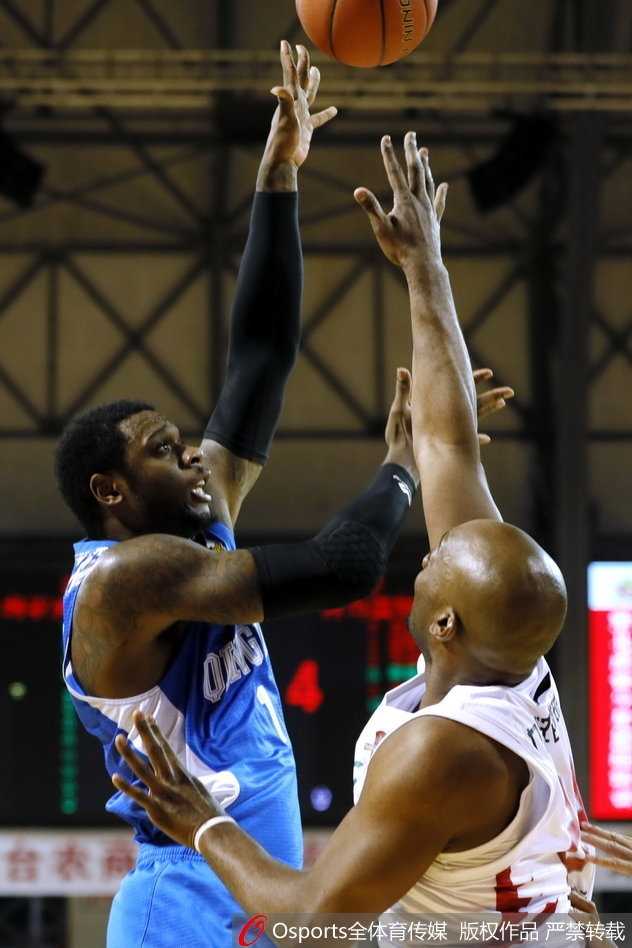 兰德里背身单打青岛外援琼斯，强硬转身抹入内线，以一记势大力沉的单手劈扣终结进攻。