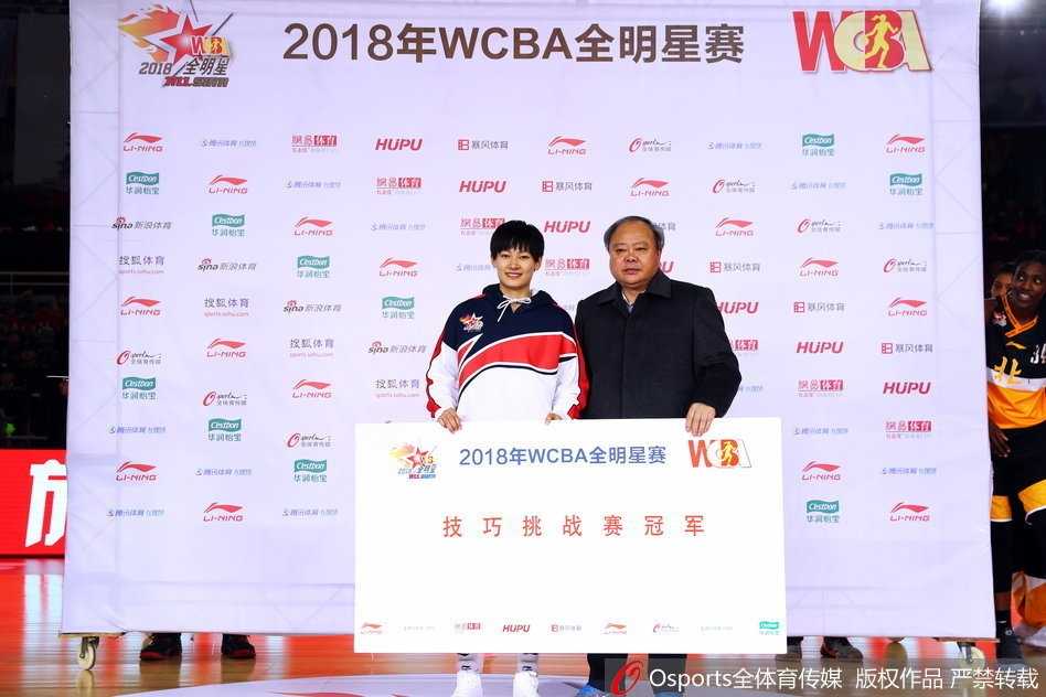 闪耀南昌夜空:2018年WCBA全明星赛露雯率队折桂,杨力维金佳宝加冕单项王 技巧挑战赛冠军杨力维在混合赛中与艺人张哲瀚配合默契,两人击掌相庆,脸上洋溢着夺冠后的喜悦与自豪,背景是南昌国际体育中心闪耀的灯光。