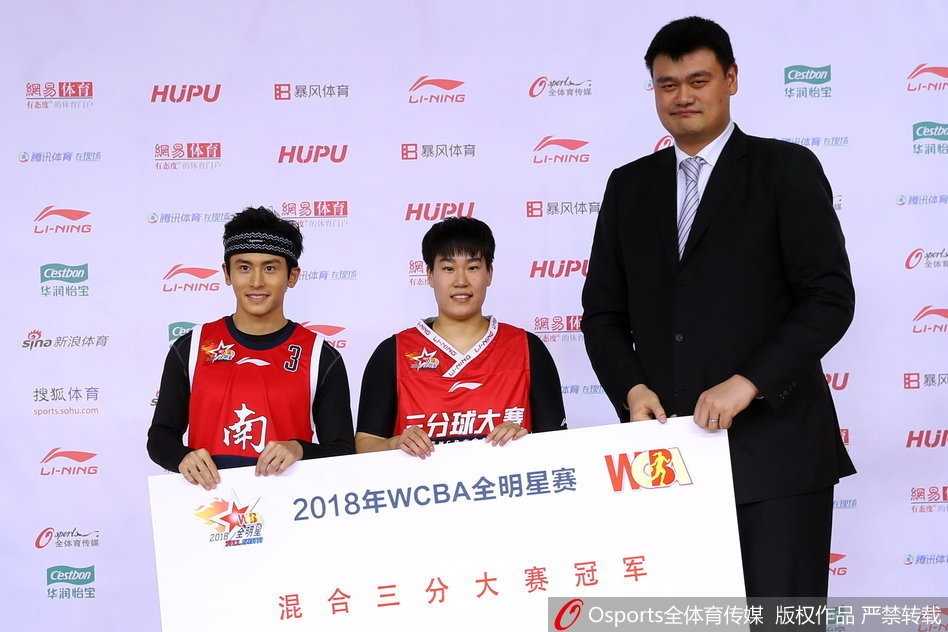 闪耀南昌夜空:2018年WCBA全明星赛露雯率队折桂,杨力维金佳宝加冕单项王 颁奖仪式上,露雯高高举起全明星赛MVP奖杯,身旁的队友们纷纷为她鼓掌欢呼。这一刻,她不仅是南区的功臣,更是全场的焦点,笑容灿烂夺目。