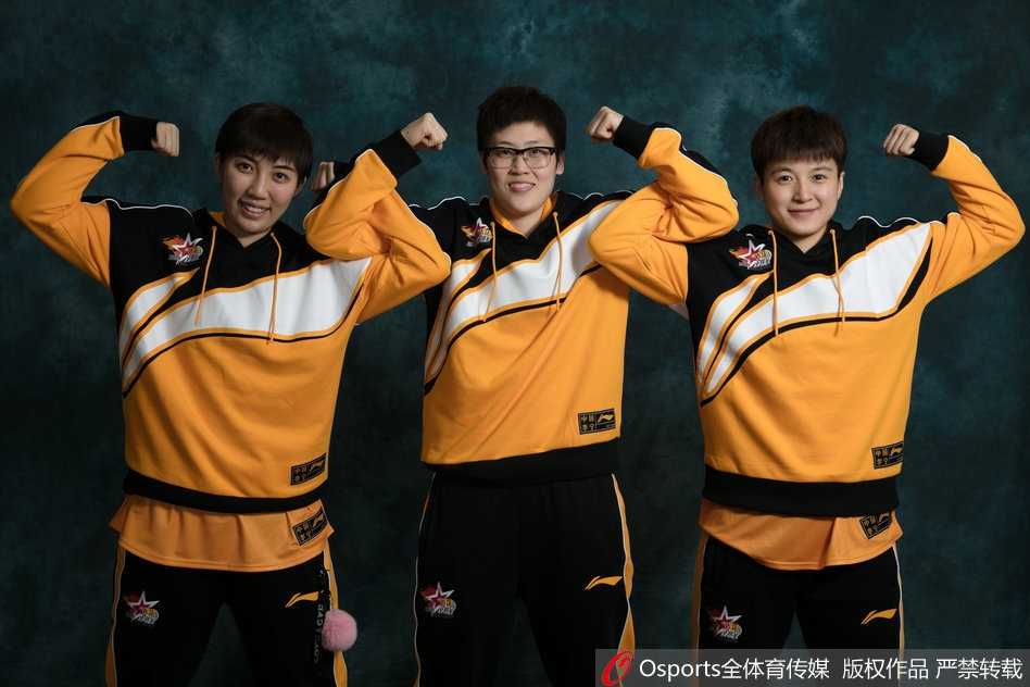 沈部女篮后卫金佳宝独自出镜，她留着干练的短发，眼神凝视前方。身穿的白色运动外套衬托出她清秀的面庞，然而眼神中却透着一股要在全明星赛场上穿针引线、掌控全局的果决。