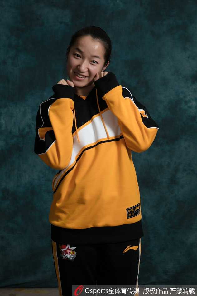 山东女篮中锋杨衡瑜以内线球员特有的沉稳姿态出镜，扎实的肌肉线条在紧身衣下若隐若现。她双手持球于腰间，仿佛在向镜头展示她在禁区内的绝对统治力。