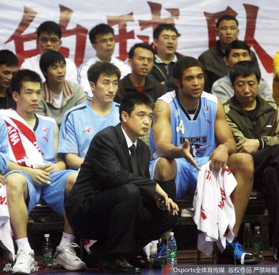 眼眶泛红的闵鹿蕾在裁判响哨后难掩激动，他仰天长啸，将十五年执教生涯的压抑与此刻夺冠的狂喜一并吼出，身旁的北京队员无人上前打扰，这一刻只属于他们的主帅