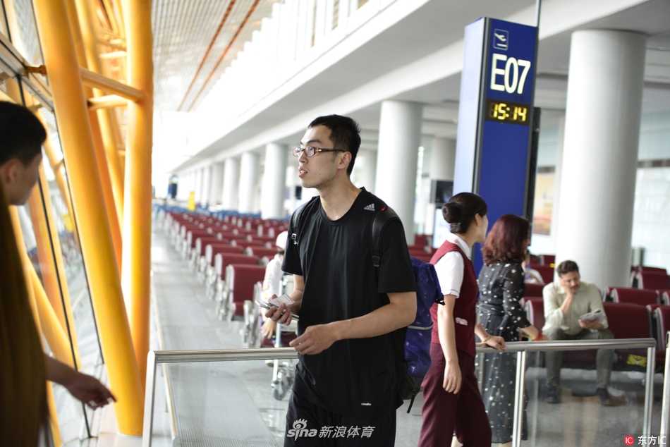 雅尼斯教练神情严肃地走在队伍前列，他的手中握着厚厚的战术板。这位性格主帅将在大洋彼岸将自己的战术蓝图一笔一笔地刻入队员的肌肉与记忆中，为首钢的新赛季注入来自欧美的强硬基因。