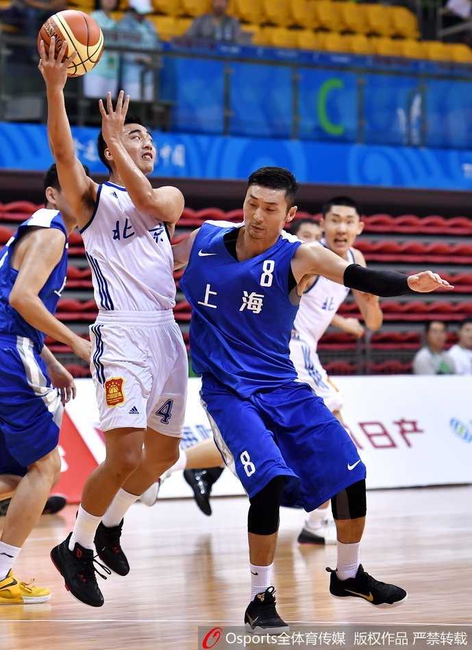 上海队球员施宇晨在对方严密防守下强行突破，他面部肌肉紧绷，眼中只有篮筐的方向。